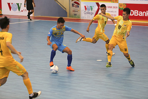 Khanh Hoa’s player (in blue) surrounded by Cao Bang’s players