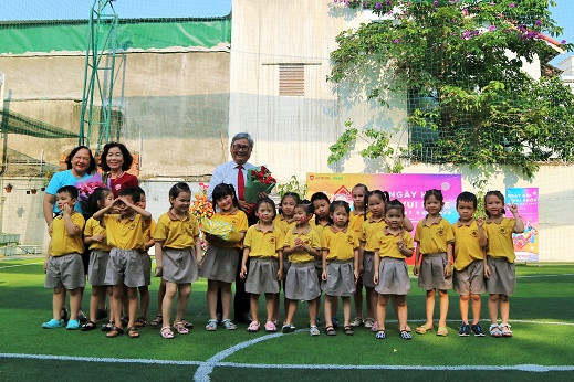Nhà trường trao quà cho các bé Trường Mầm non Ong Vàng tham gia giao lưu tại ngày hội. 