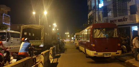 Nhiều ô tô của cảnh sát đậu trên đại lộ Nguyễn Tất Thành.