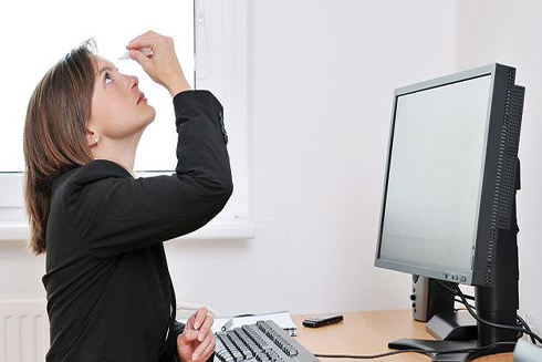 Nhân viên văn phòng làm gì để phòng ngừa các bệnh về mắt?