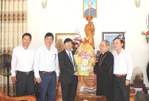 Ông Nguyễn Tấn Tuân trao quà, chúc mừng Tòa Giám mục Giáo phận Nha Trang.