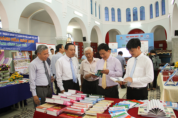 Các đại biểu đi tham quan gian trưng bày sách của các đơn vị. 