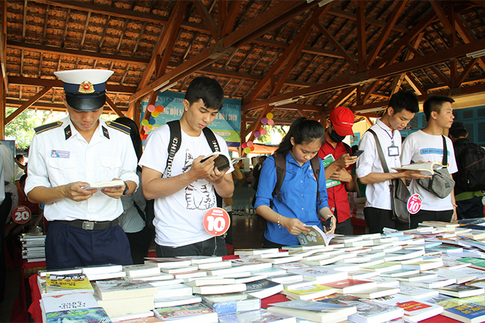 Với chủ đề  "Sách - Đồng hành cùng bạn trẻ ", Ban tổ chức mong muốn thúc đẩy hơn đến hoạt động tìm kiếm thông tin của giới trẻ thông qua hình thức đọc sách. 