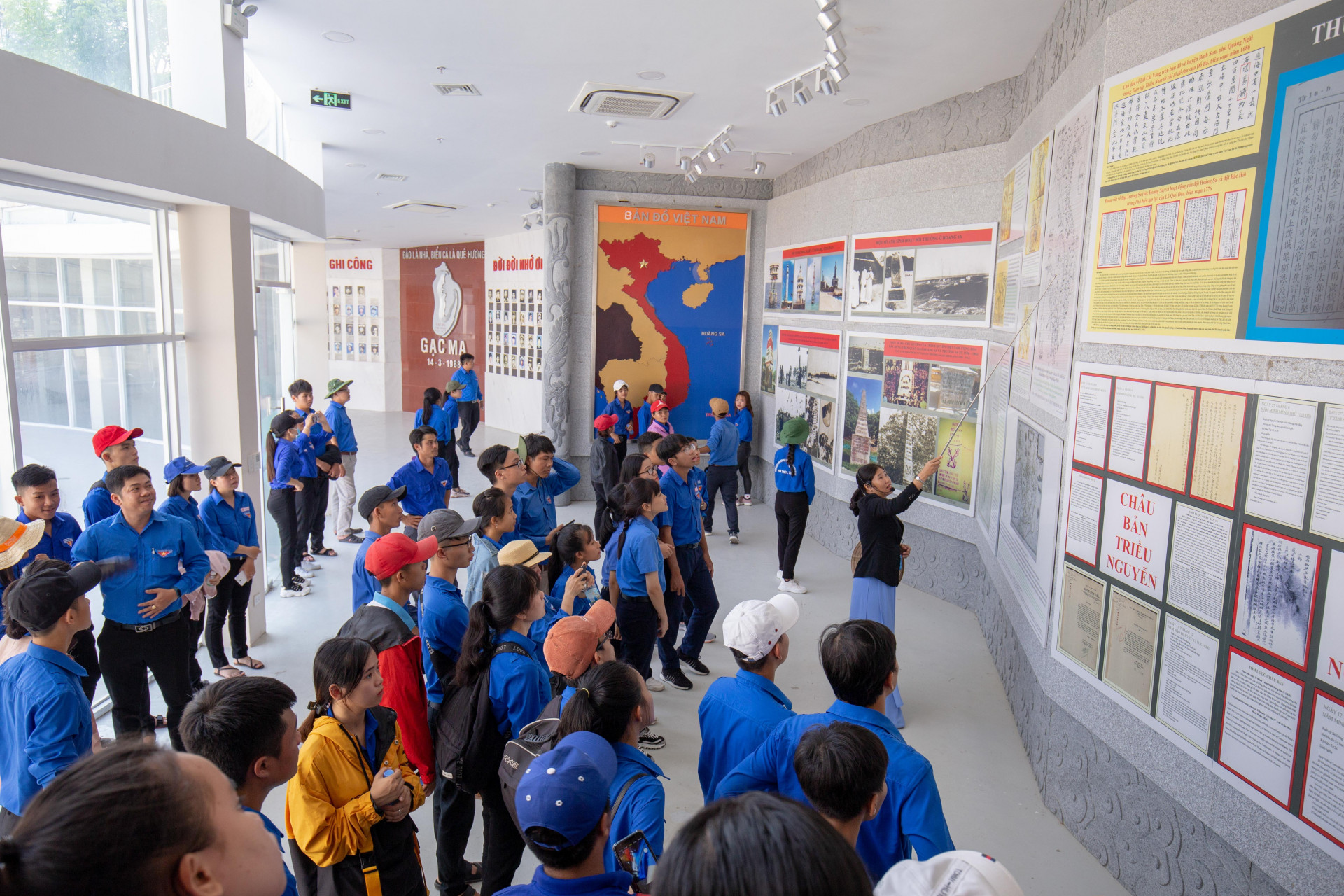 Các học sinh tham gia ôn truyền thống lịch sử tại Khu tưởng niệm chiến sĩ Gạc Ma