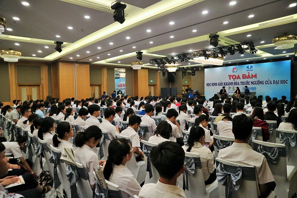 Hơn 200 học sinh các trường THPT tham gia. 