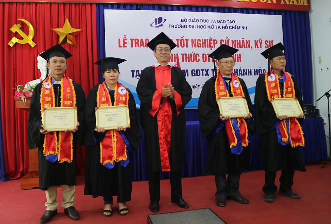 Trường Đại học Mở TP. Hồ Chí Minh trao giấy khen cho các học viên đạt loại giỏi. 