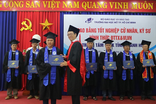 Các học viên nhận bằng tốt nghiệp. 