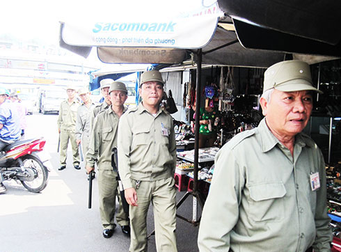Bảo vệ dân phố phường Vạn Thạnh làm nhiệm vụ ở chợ Đầm.