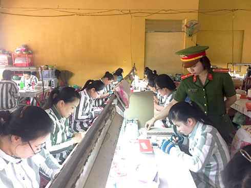 Thiếu úy Lê Dương Quỳnh Như hướng dẫn  phạm nhân học nghề và sản xuất lông mi giả.
