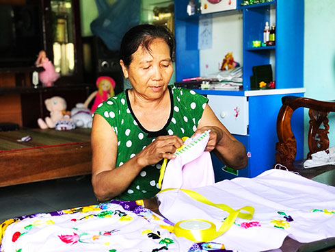 Nghề đan thêu giúp bà Nguyễn Thị Nở - người khuyết tật xã Ninh Trung có nguồn thu nhập, trang trải cuộc sống.