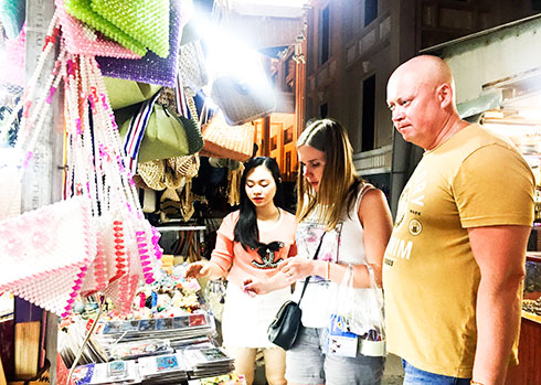 Thu nội địa còn khó khăn