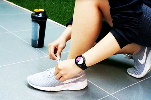 Thiết kế mỏng, nhẹ của Galaxy Watch Active khiến người đeo không cảm thấy vướng víu, nặng tay khi tập các hoạt động thể thao
