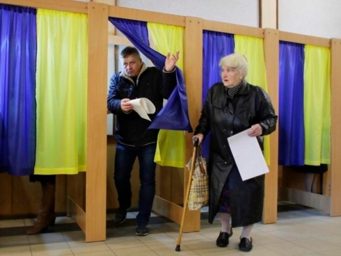 Người dân Ukraine đi bầu cử. (Ảnh: AP)
