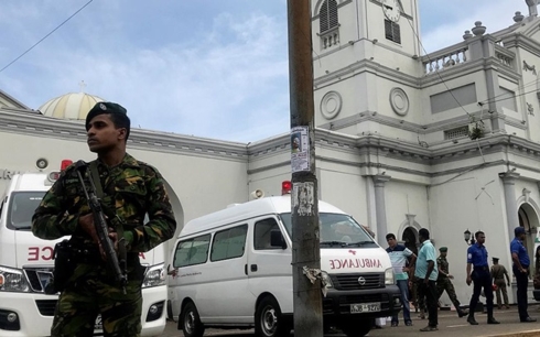 Lực lượng an ninh và xe cứu thương có mặt tại khu vực xảy ra đánh bom ở Sri Lanka. Ảnh: Euronews.