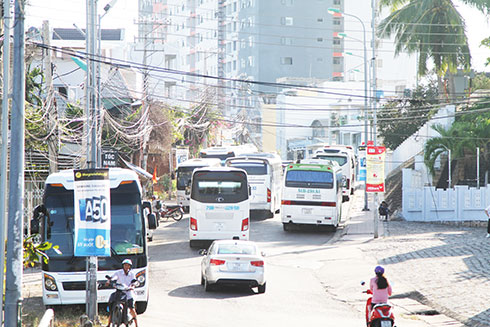 Xe khách loại lớn đậu tràn lan trên đường Nguyễn Đình Chiểu đoạn trước Trường Đại học Nha Trang và Trường Đại học Tôn Đức Thắng.