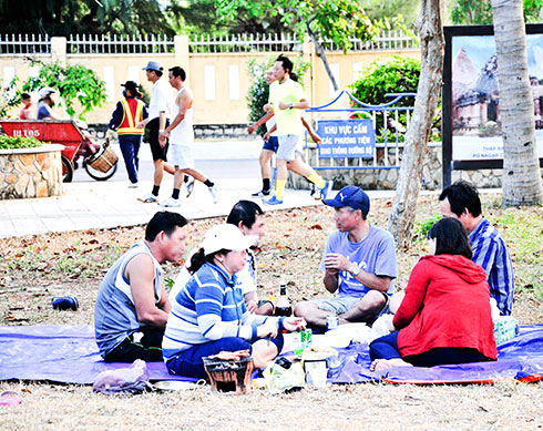 Người dân tổ chức ăn uống tại công viên Bạch Đằng.
