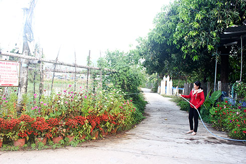 Một tuyến đường làng tại thôn Phú Khánh Hạ, xã Diên Thạnh được hội viên phụ nữ trồng hoa, tạo cảnh quan đẹp. 