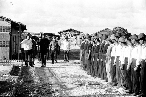 Nguyên Chủ tịch nước, Đại tướng Lê Đức Anh (áo sậm) trong chuyến thị sát tại đảo Trường Sa tháng 5-1988.