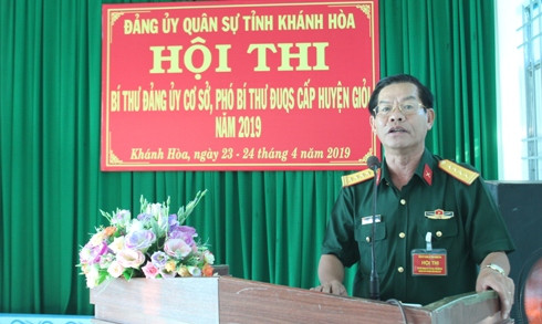 Đại tá Trần Thân - Phó Chính ủy Bộ CHQS tỉnh Khánh Hòa phát biểu khai mạc hội thi.