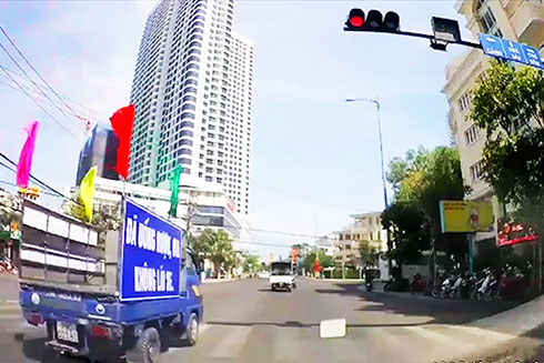 Xe vượt đèn đỏ khi tham gia tuyên truyền lưu động về an toàn giao thông.