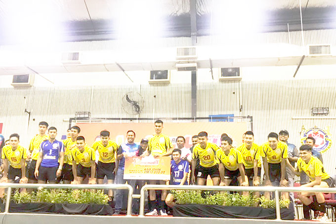 Các vận động viên đội bóng Sanest Khánh Hòa trong buổi trao giải á quân giải đấu SHAH ALAM tại Malaysia.