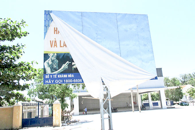 Cần thay mới pa nô tuyên truyền