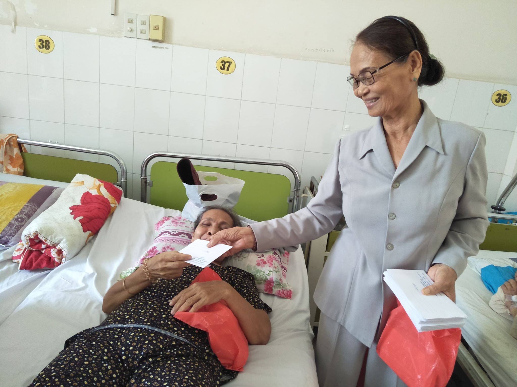 Tặng quà cho 420 bệnh nhân