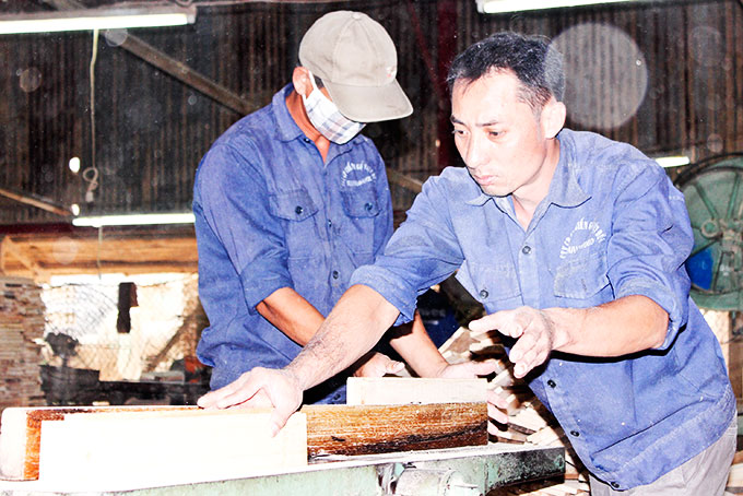 Hoạt động chế biến gỗ tại Công ty Cổ phần Gỗ Việt Đức.