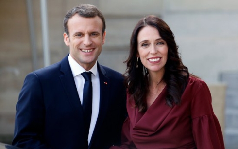 Tổng thống Pháp Macron và Thủ tướng New Zealand Arden. Ảnh: TVNZ