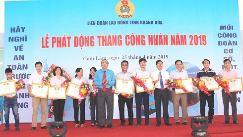 10 doanh nghiệp vì người lao động được Liên đoàn Lao động tỉnh Khánh Hòa vinh danh.