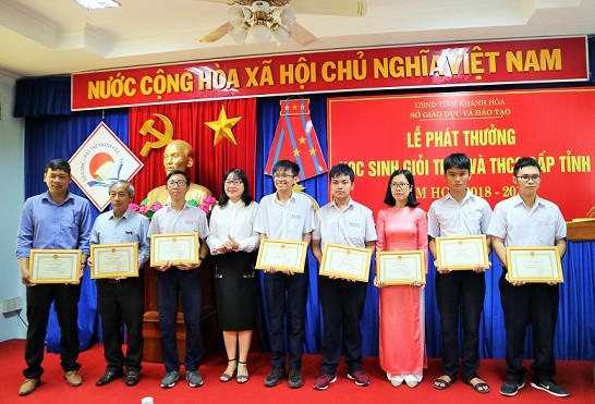 Lãnh đạo Sở Giáo dục và Đào tạo trao giấy khen cho các học sinh và giáo viên đạt thành tích Cuộc thi Khoa học kỹ thuật dành cho học sinh trung học cấp quốc gia. 