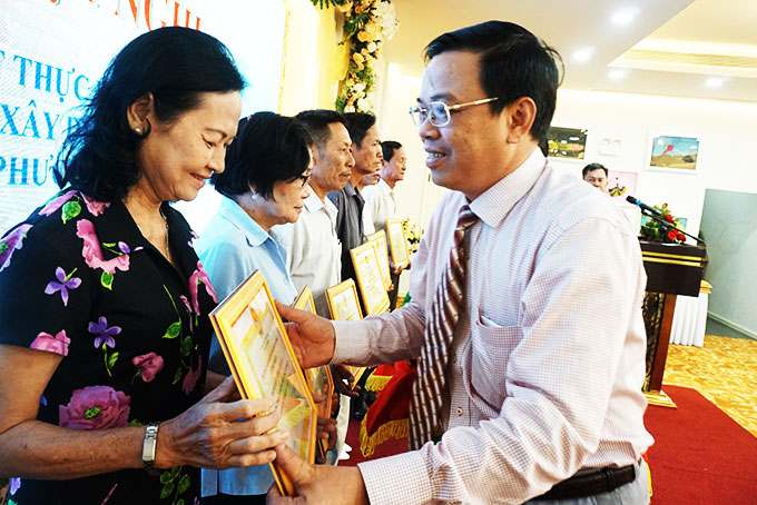Ông Nguyễn Sỹ Khánh - Phó Chủ tịch UBND TP Nha Trang trao giấy công nhận danh hiệu thôn, tổ dân phố văn hóa.  