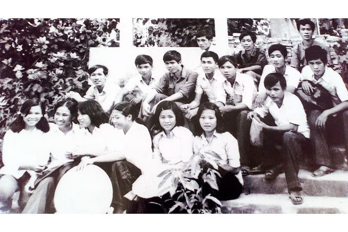  Cô Minh Tâm - Phó Bí thư đoàn Trường cấp 3 Hoàng Hoa Thám  (hàng đầu, thứ hai từ trái sang) cùng các học sinh ngày lên đường nhập ngũ 27-4-1979.
