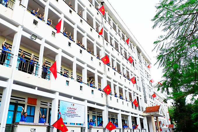 100 lá cờ Tổ quốc được treo tại ký túc xá của trường.