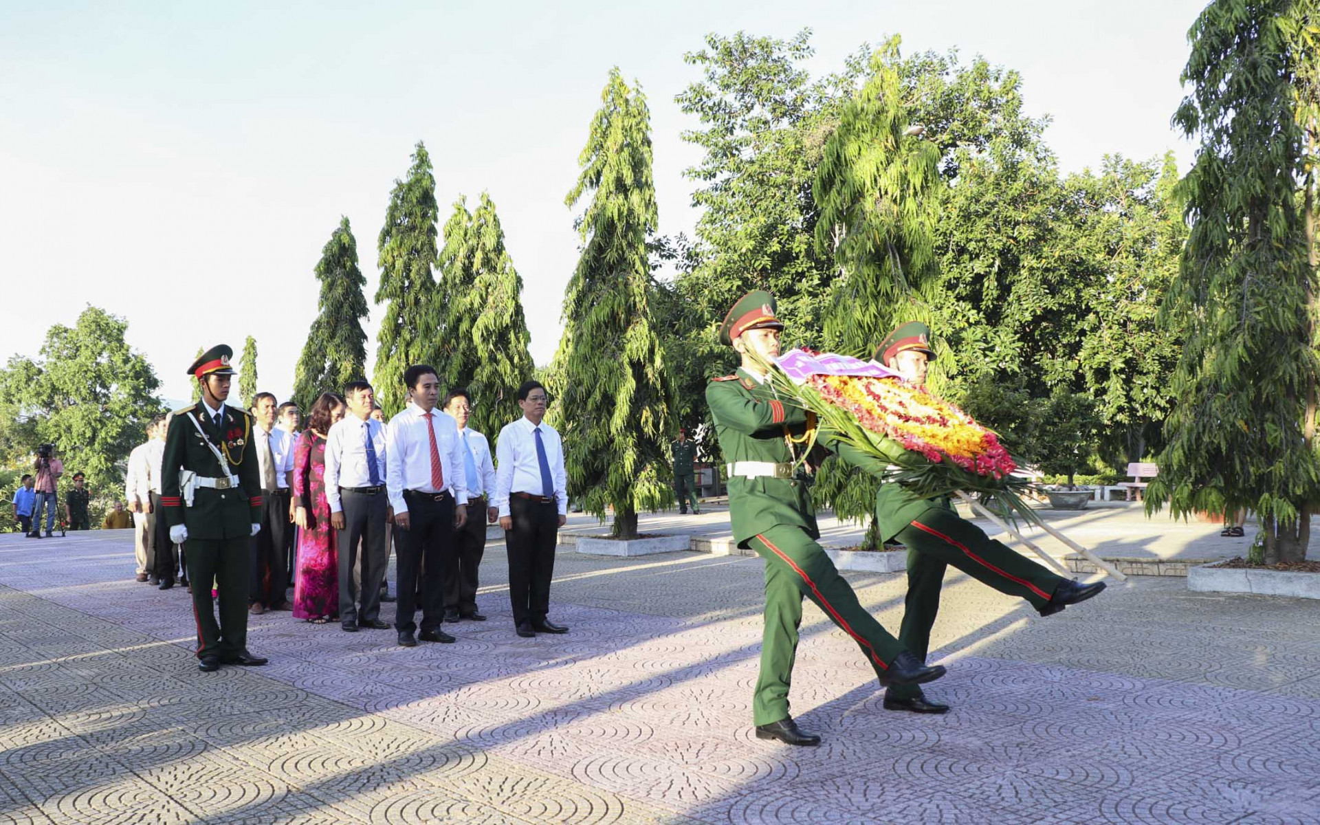 Đoàn đại biểu Ban Chấp hành Đảng bộ tỉnh do ông Nguyễn Tấn Tuân - Phó Bí thư Thường trực Tỉnh ủy dẫn đầu viếng Nghĩa trang liệt sĩ Hòn Dung.