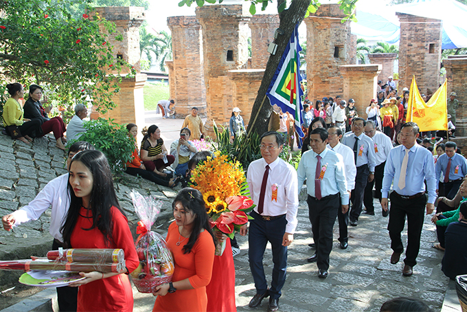 …and lead delegation of leaders of Khanh Hoa Province to Ponagar Temple