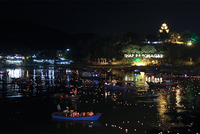 Flower lights were released on Cai River on April 24