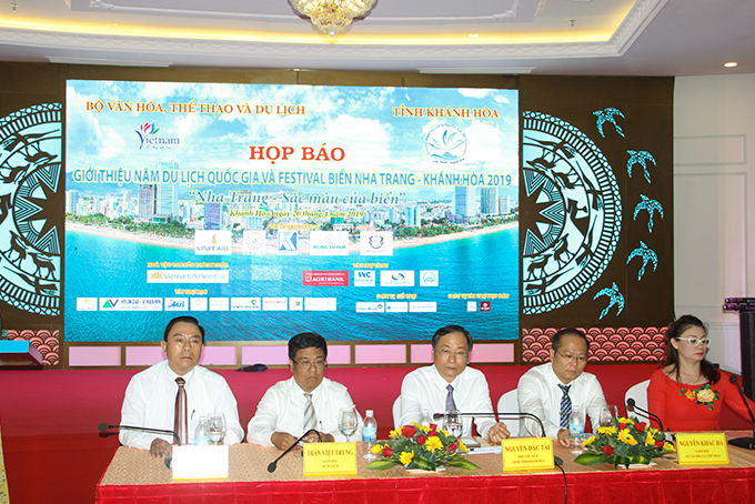 Lãnh đạo tỉnh Khánh Hòa chủ trì buổi họp báo.