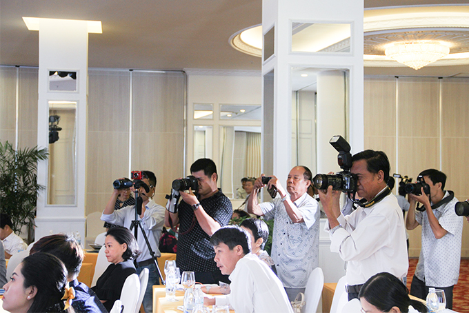 Nhiều phóng viên đến tham dự buổi họp báo và thể hiện sự quan tâm đến các sự kiện trong Năm Du lịch Quốc gia và Festival Biển. 