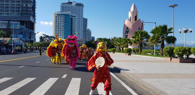 Các đội từ đường Trần Phú hướng về Quảng trường 2-4 để tham gia lễ hội.