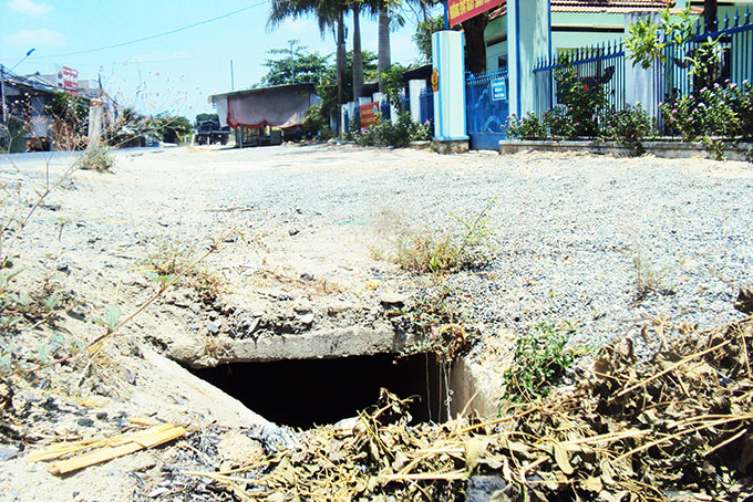 Hố trước cổng trường