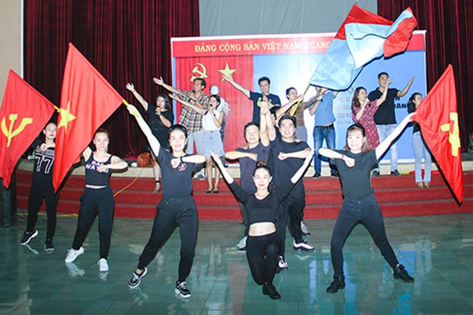 Tập thể ca sĩ, diễn viên Đoàn Ca múa nhạc Hải Đăng tập luyện cho chương trình nghệ thuật. 