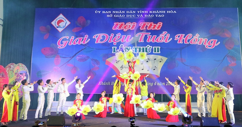 Hát múa tập thể Non sông ngàn năm gấm vóc - Trường THPT Trần Bình Trọng.