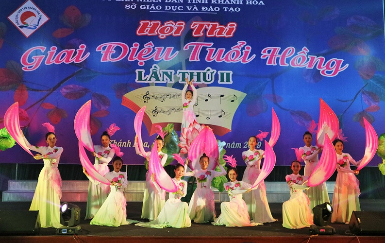 Múa Hồn sen Việt – Trường THPT Hà Huy Tập.