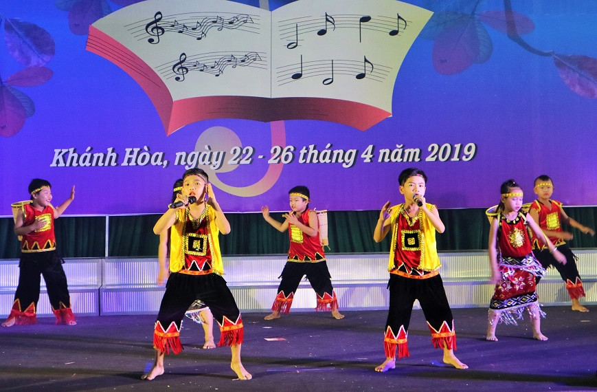 Tiết mục song ca Hơ ren lên rẫy của Phòng Giáo dục và Đào tạo huyện Diên Khánh được cả hội trường hưởng ứng nhiệt tình. 