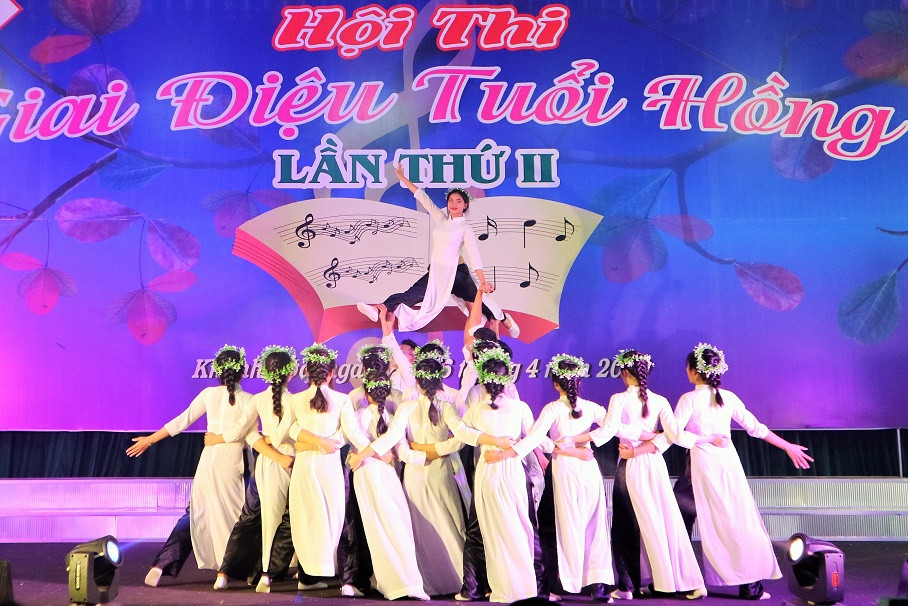 Múa Đi học – Trường THPT Phan Bội Châu.