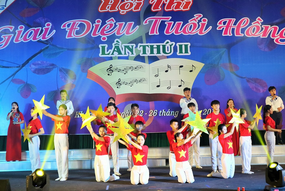 Hát múa tập thể Ngôi sao niềm tin, ngôi sao Hồ Chí Minh – Trường THPT Lý Tự Trọng.
