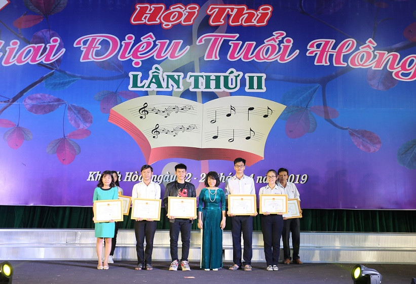 Hiệu trưởng Trường Đại học Khánh Hòa trao giải đặc cách và giải tài năng trẻ cho các học sinh. 