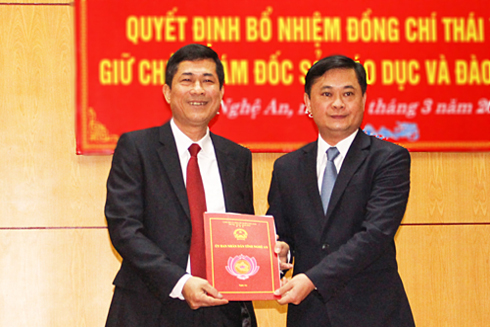 Ông Thái Văn Thành (bên trái) nhận quyết định bổ nhiệm chức vụ Giám đốc Sở Giáo dục và Đào tạo Nghệ An hồi tháng 3. Đây là giám đốc Sở đầu tiên có học hàm giáo sư. Ảnh: PV