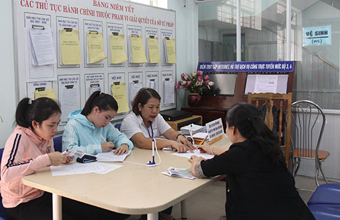 Nhân viên bưu điện hướng dẫn người dân đăng ký sử dụng dịch vụ bưu điện tại Sở Tư pháp.